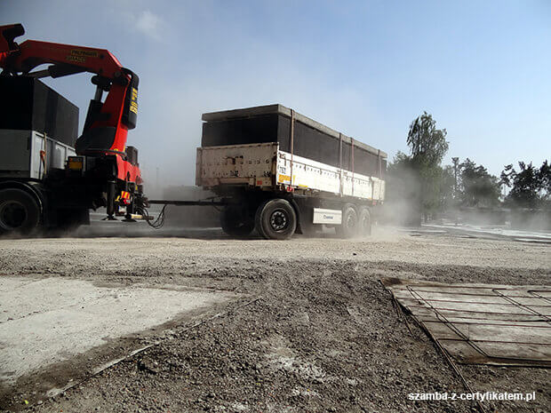 Transport monolitycznych szamb betonowych  w Łomży z gwarancją